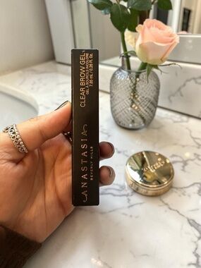 Anastasia Beverly Hills Clear Brow Gel – Black Packaging